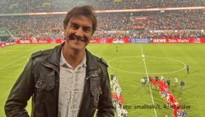 Das Abschiedsspiel von Lukas Podolski lockte rund 50.000 Fans in Kölner Stadion. Auch Matze Knop war auf der Tribüne live mit dabei. Als nächster Termin steht für den Entertainer am 11. Oktober ein weiterer Einsatz als Moderator der MDR-Talkshow „Riverboat“ auf dem Plan. Foto-smalltalk_Lisa-Rothlaender-Kopie