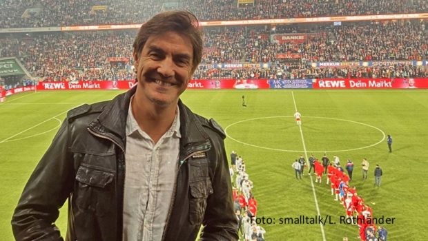 Das Abschiedsspiel von Lukas Podolski lockte rund 50.000 Fans in Kölner Stadion. Auch Matze Knop war auf der Tribüne live mit dabei. Als nächster Termin steht für den Entertainer am 11. Oktober ein weiterer Einsatz als Moderator der MDR-Talkshow „Riverboat“ auf dem Plan. Foto-smalltalk_Lisa-Rothlaender-Kopie