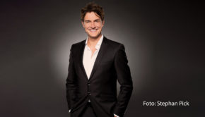 Am heutigen 27. Januar zeigt das MDR Fernsehen um 22:00 Uhr eine neue Ausgabe der Talkshow „Riverboat“. Zum ersten Mal begrüßt Matze Knop als fester Moderator an der Seite von Kim Fischer u.a. Schauspieler Sky du Mont, Sängerin Stefanie Hertel und Moderatorin Panagiota Petridou. (Foto: Stephan Pick)