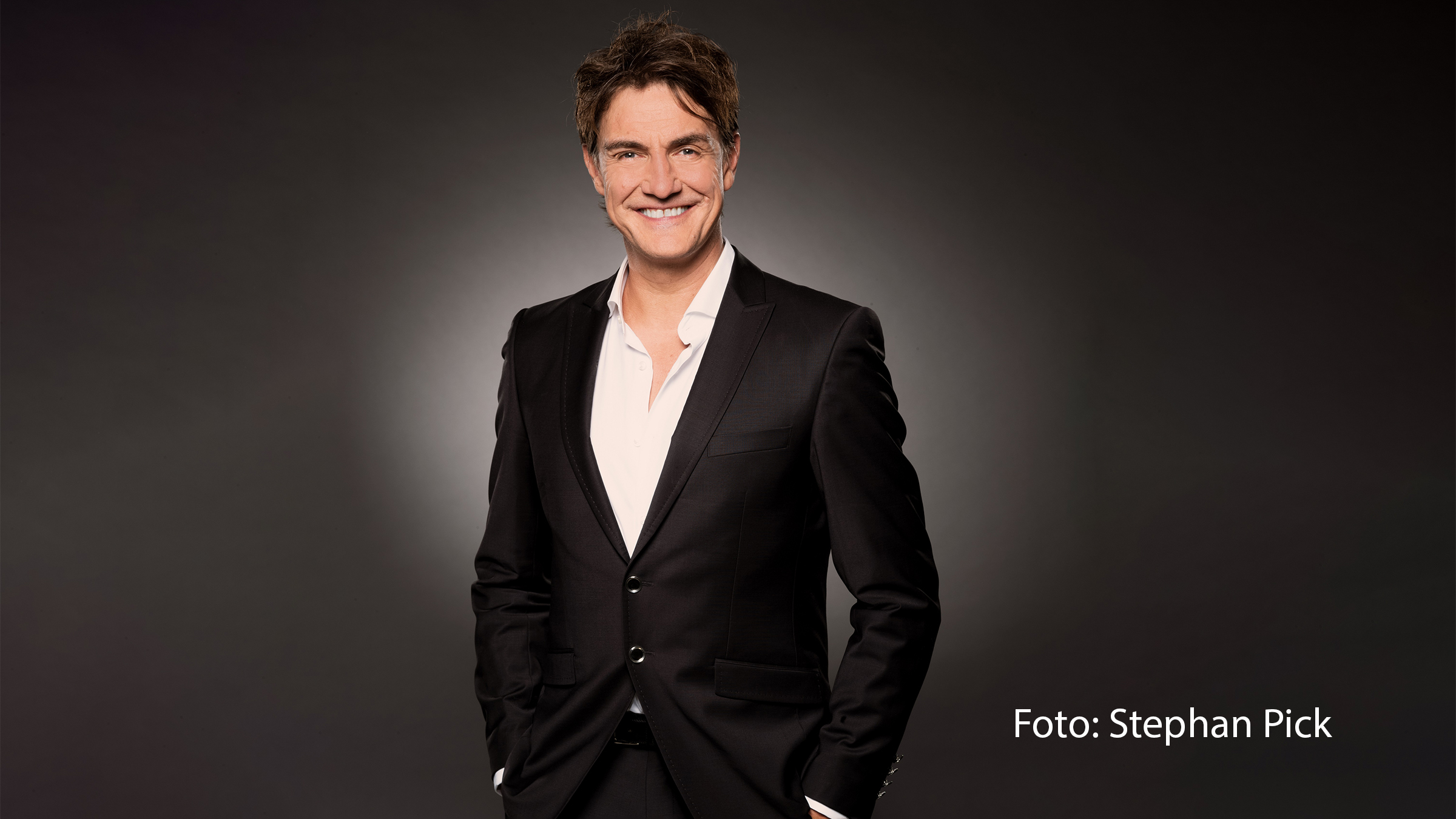 Am heutigen 27. Januar zeigt das MDR Fernsehen um 22:00 Uhr eine neue Ausgabe der Talkshow „Riverboat“. Zum ersten Mal begrüßt Matze Knop als fester Moderator an der Seite von Kim Fischer u.a. Schauspieler Sky du Mont, Sängerin Stefanie Hertel und Moderatorin Panagiota Petridou. (Foto: Stephan Pick)