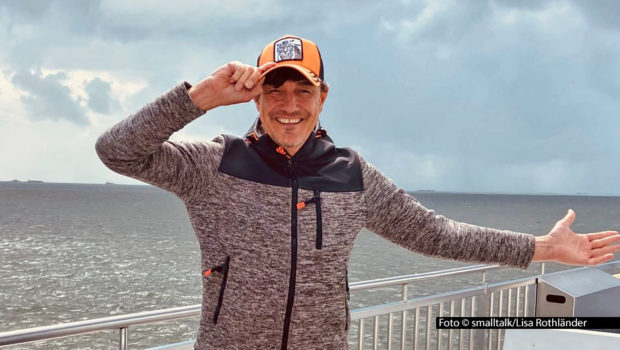 Entertainer Matze Knop geht auch 2025 wieder mit seinem Spezialprogramm „Die wilde Sommer-Show“ auf Tournee – und zwar mit deutlich mehr Terminen als in den Vorjahren: Ab dem 4. Juli sind insgesamt zwölf Auftritte angekündigt. Schwerpunkte sind Urlaubsorte an und in der Ostsee. Foto © smalltalk/Lisa Rothländer