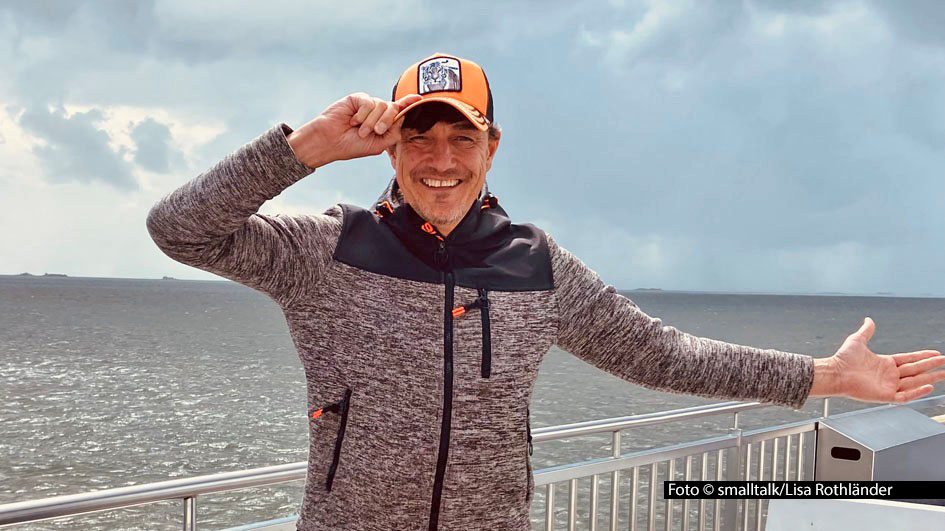 Entertainer Matze Knop geht auch 2025 wieder mit seinem Spezialprogramm „Die wilde Sommer-Show“ auf Tournee – und zwar mit deutlich mehr Terminen als in den Vorjahren: Ab dem 4. Juli sind insgesamt zwölf Auftritte angekündigt. Schwerpunkte sind Urlaubsorte an und in der Ostsee. Foto © smalltalk/Lisa Rothländer