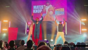 Der Tourstart von Matze Knop mit seinem neuen Bühnenprogramm „Spitzenreiter“ steht unmittelbar bevor. Nach der letzten Preview-Vorstellung in Essen macht der Entertainer am 27. März noch einen Abstecher nach Leipzig und moderiert an der Seite von Kim Fisher die MDR-Talkshow „Riverboat“. Foto © smalltalk/Lisa Rothländer