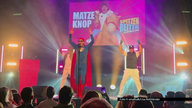 Der Tourstart von Matze Knop mit seinem neuen Bühnenprogramm „Spitzenreiter“ steht unmittelbar bevor. Nach der letzten Preview-Vorstellung in Essen macht der Entertainer am 27. März noch einen Abstecher nach Leipzig und moderiert an der Seite von Kim Fisher die MDR-Talkshow „Riverboat“. Foto © smalltalk/Lisa Rothländer