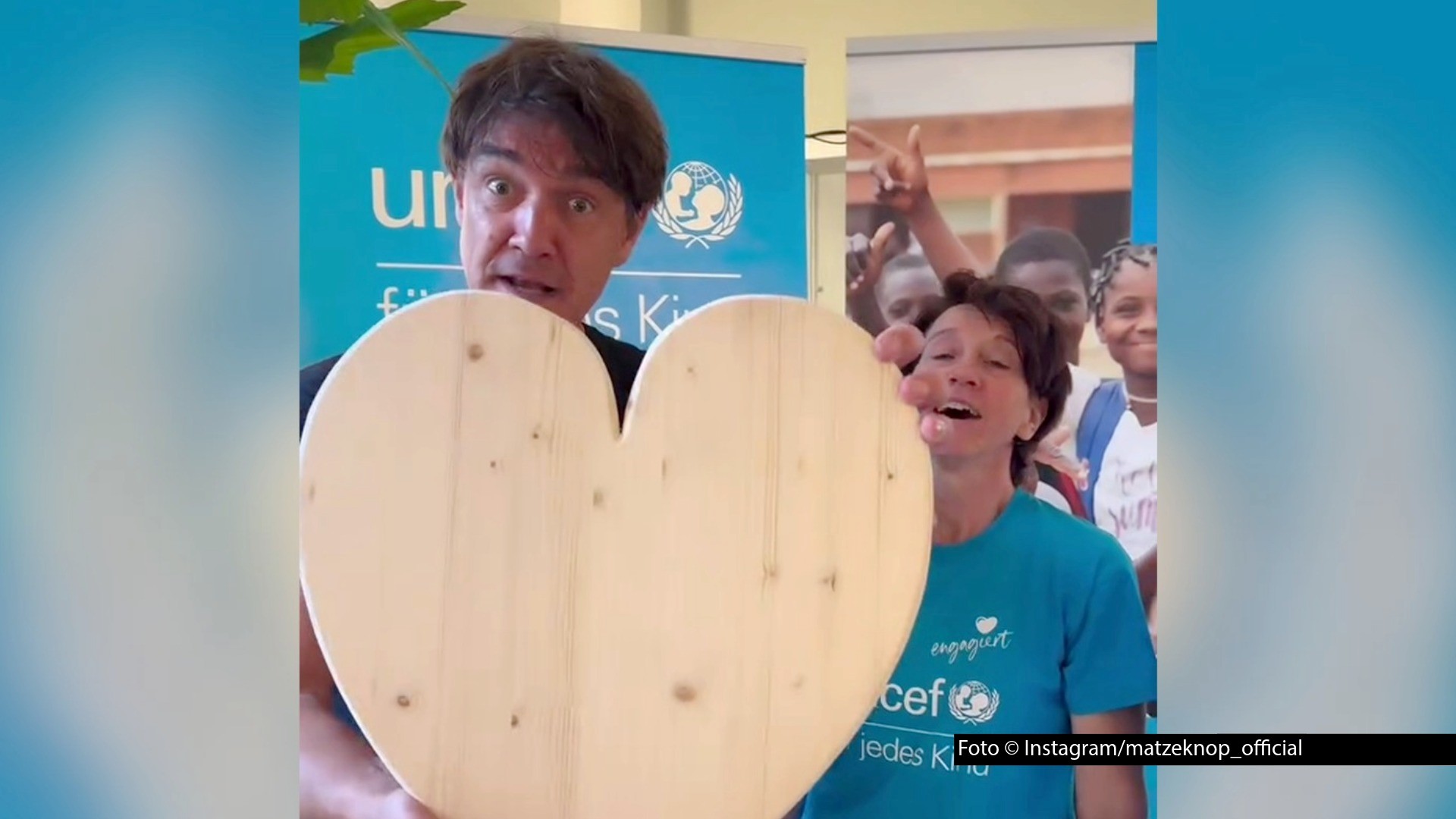 Matze Knop ist einer von 80 Künstlern, die zum Jubiläum des Kinderhilfswerks Unicef ein Herz aus Holz nach ihren Vorstellungen gestalten. Anschließend wird es für den guten Zweck versteigert. Die Lippstädter Unicef-Arbeitsgruppe um Sonja Berger lud den Comedian zu der Aktion ein.