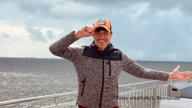 Für Comedian Matze Knop geht’s per Fähre auf die Nordsee-Insel Amrum, wo am 21. August der zweite Auftritt im Rahmen seiner Tour unter dem Motto „Die wilde Sommer-Show“ ansteht. Weitere Stationen sind Föhr, Husum und Helgoland. (Foto: smalltalk/L. Rothländer)