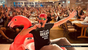 Nach dem Auftritt in der ausverkauften Strandhalle in Grömitz neigt sich die Tournee von Matze Knop unter dem Motto „Die wilde Sommer-Show“ dem Ende zu. Der Entertainer zeigte sich überaus zufrieden mit der Publikumsresonanz und durfte sich zudem über einen Social-Media-Erfolg freuen. Foto © smalltalk/Lisa Rothländer