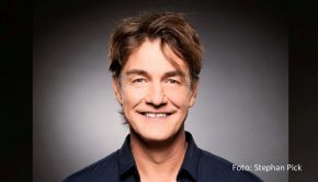 Comedian und Moderator Matze Knop führt am 18. November zusammen mit Kim Fisher durch die RBB/MDR-Talkshow „Riverboat“. Diese Ausgabe der Sendung ist die letzte, die in Berlin produziert wird. 2023 ist Leipzig wieder der einzige Schauplatz des Formats. (Foto: Stephan Pick)