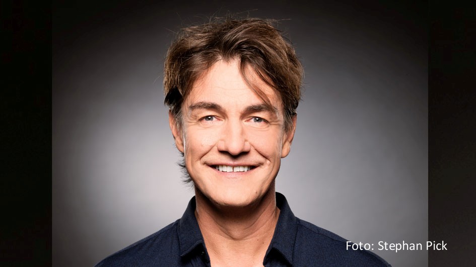 Comedian und Moderator Matze Knop führt am 18. November zusammen mit Kim Fisher durch die RBB/MDR-Talkshow „Riverboat“. Diese Ausgabe der Sendung ist die letzte, die in Berlin produziert wird. 2023 ist Leipzig wieder der einzige Schauplatz des Formats. (Foto: Stephan Pick)