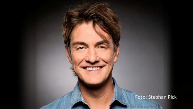 Entertainer Matze Knop empfängt als „Riverboat“-Moderator am 23. Juni u.a. den langjährigen ZDF-Sportreporter Béla Réthy. Auch einen Tag später beschäftigt sich Knop mit dem Thema Fußball-Legenden. Er begleitet ein Benefizspiel der Traditionsmannschaften aus Mönchengladbach und Köln. (Foto: Stephan Pick)