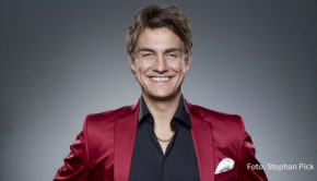 In der WDR-Talkshow „Kölner Treff“ ist am 12. August der Comedian und Fußball-Podcaster Matze Knop zu Gast. Auch Nationalmannschaftskapitänin Alexandra Popp und Ex-Profi Neven Subotić gehören u.a. zu den Gästen in der Gesprächsrunde mit Moderatorin Bettina Böttinger. (Foto: Stephan Pick)