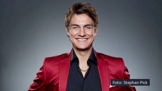 Comedian Matze Knop steckt mitten in den Vorbereitungen auf sein Fußball-Benefizspiel um den „Numero Uno Cup“ in Lippstadt. Zuvor ist er allerdings noch am 16. August als Talkgast im „Kölner Treff“ des WDR zu sehen. Ebenfalls zu Gast sind u.a. Martin Brambach, Christine Sommer und Peter Neururer. (Foto: Stephan Pick)