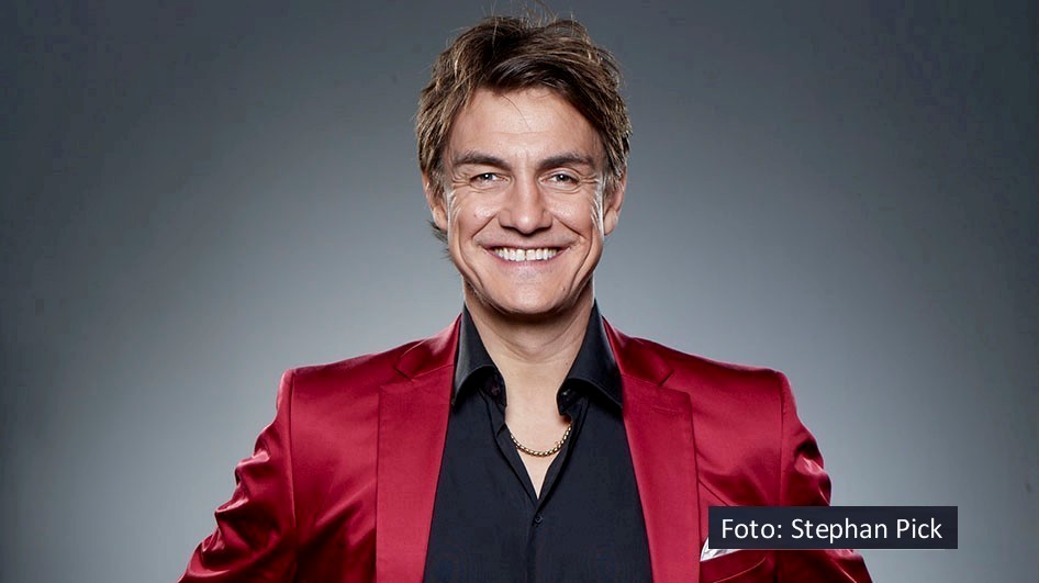 Comedian Matze Knop steckt mitten in den Vorbereitungen auf sein Fußball-Benefizspiel um den „Numero Uno Cup“ in Lippstadt. Zuvor ist er allerdings noch am 16. August als Talkgast im „Kölner Treff“ des WDR zu sehen. Ebenfalls zu Gast sind u.a. Martin Brambach, Christine Sommer und Peter Neururer. (Foto: Stephan Pick)