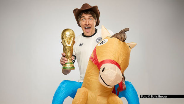 Unter dem Motto „Spitzenreiter – Wo wir sind, ist vorne“ geht Entertainer Matze Knop 2026/27 bundesweit auf Tournee. In dem neuen Bühnenprogramm geht’s um eine breite Themenpalette von Leckmuscheln über SUVs bis hin zu König Fußball. Tourstart ist am 2. April in Chemnitz. Foto © Boris Breuer