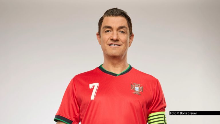 Comedian Matze Knop schlüpft in seinen Programmen regelmäßig in die Rolle von Cristiano Ronaldo. Am 23. Juni nimmt er bei MagentaTV im „Spezial-Kommentar“ mit Schauspieler Guido Broscheit auch die aktuelle Leistung des portugiesischen Superstars bei der Fußball-WM unter die Lupe. (Foto © Boris Breuer)
