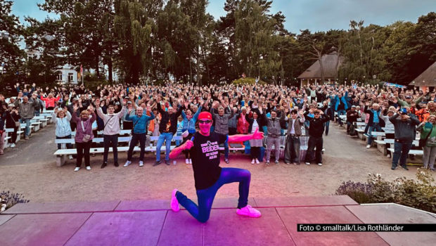 Im ausverkauften Konzertgarten in Kühlungsborn beendete Matze Knop den ersten Teil seiner diesjährigen Tour unter dem Motto „Die wilde Sommer-Show“. Nach einer kurzen Pause steht für den Entertainer ab 6. August die zweite Hälfte der erfolgreichen Gastspielreise auf dem Programm. Foto © smalltalk/Lisa Rothländer