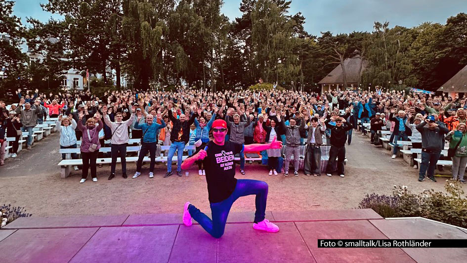 Im ausverkauften Konzertgarten in Kühlungsborn beendete Matze Knop den ersten Teil seiner diesjährigen Tour unter dem Motto „Die wilde Sommer-Show“. Nach einer kurzen Pause steht für den Entertainer ab 6. August die zweite Hälfte der erfolgreichen Gastspielreise auf dem Programm. Foto © smalltalk/Lisa Rothländer