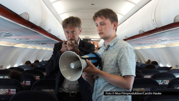 Eine Woche lang steht Saarbrücken ab dem 20. Januar wieder im Zeichen des jungen deutschsprachigen Films. Die 46. Ausgabe des Filmfestivals Max Ophüls Preis wird offiziell mit Jan Henrik Stahlbergs Mocku-mentary „Muxmäuschenstill X“ eröffnet. (Foto: Mux Filmproduktion/Carolin Hauke)