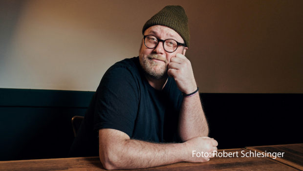 Am 24. September erscheint das erste Buch von Sternekoch Max Strohe mit dem Titel „Kochen am offenen Herzen“. Dort erzählt er u.a. von seinen Anfängen im Berufsleben und von seiner Beziehung zu seinem Vater, den er erst spät kennenlernte. (Foto: Robert Schlesinger)