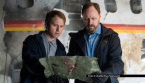 Eine neue Staffel der Doku-Serie „Mayday – Alarm im Cockpit“ geht am 3. Februar an den Start. Zum Auftakt wird der Absturz eines kleinen Passagierflugzeugs über Essen-Kettwig aus dem Jahr 1988 analysiert. Dabei geben u.a. Spielszenen Einblicke in die Arbeit der Expertenteams. (Foto © Cineflix/Shay Markowitz)