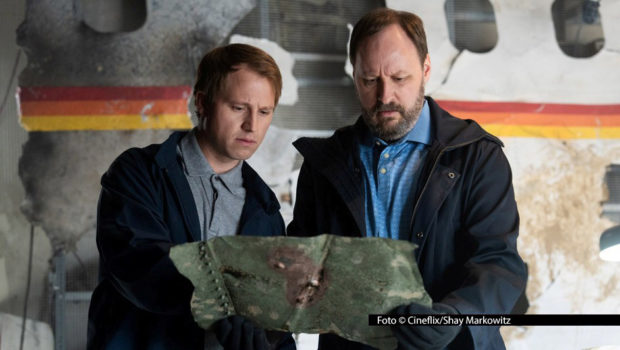 Eine neue Staffel der Doku-Serie „Mayday – Alarm im Cockpit“ geht am 3. Februar an den Start. Zum Auftakt wird der Absturz eines kleinen Passagierflugzeugs über Essen-Kettwig aus dem Jahr 1988 analysiert. Dabei geben u.a. Spielszenen Einblicke in die Arbeit der Expertenteams. (Foto © Cineflix/Shay Markowitz)