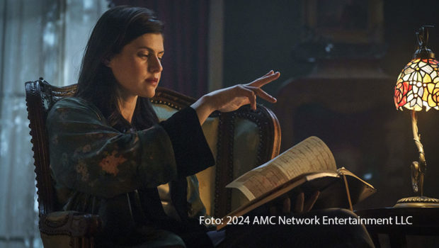 In der Serienadaption der berühmten „Mayfair-Hexen“-Romantrilogie von Anne Rice schlüpft Alexandra Daddario in die Rolle einer Chirurgin, die außerdem eine heimliche Hexe ist. Zu sehen sind die Staffeln 1 und 2 bei MagentaTV+. (Foto: 2024 AMC Network Entertainment LLC)
