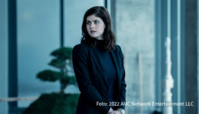 Seit dem 10. November gibt’s bei MagentaTV+ die erste Staffel der US-amerikanischen Dramaserie „Mayfair Witches“. Im Mittelpunkt steht dort die von Alexandra Daddario verkörperte Neurochirurgin Rowan Fielding, die einem mystischen Familiengeheimnis auf der Spur ist. (Foto: 2022 AMC Network Entertainment)