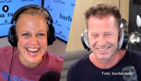 Schauspieler und Filmemacher Til Schweiger ist zu Gast in der neuen Ausgabe des barba radio-Podcasts „Mit den Waffeln einer Frau“. Mit Entertainerin Barbara Schöneberger spricht er u.a. über seinen aktuellen Kinofilm und über Neid in der Branche. (Foto: barba radio)