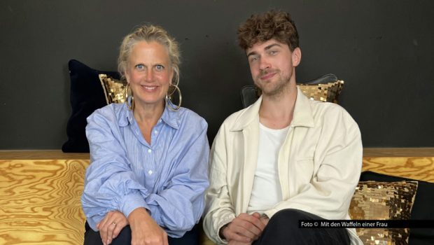 In der dritten und vorletzten Sommer-Spezialausgabe von „Mit den Waffeln einer Frau“ trifft Barbara Schöneberger auf den Mentalisten Timon Krause, der einen tiefen Einblick in die Welt der Hypnose, der Psychotricks und des Gedankenlesens gewährt. Foto © Mit den Waffeln einer Frau