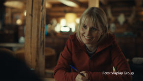 Die schwedische Dramedy-Serie „Meaning of Life“, in der Helena af Sandeberg eine der Hauptrollen spielt, handelt von zwei Schwestern mit völlig unterschiedlichen Lebensentwürfen. Seit dem 6. Mai sind die acht Folgen der ersten Staffel exklusiv in Deutschland bei MagentaTV verfügbar. (Foto: Viaplay Group)