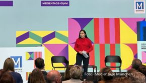 Die Medientage München 2023 wurden am 25. Oktober am neuen Schauplatz im House of Communication eröffnet. TV-Journalistin Aline Abboud führte durch den Auftaktgipfel, bei dem das prägende Thema der drei Kongresstage erörtert wurde: Künstliche Intelligenz. (Foto: Medientage München)