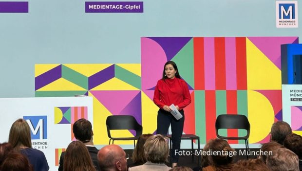 Die Medientage München 2023 wurden am 25. Oktober am neuen Schauplatz im House of Communication eröffnet. TV-Journalistin Aline Abboud führte durch den Auftaktgipfel, bei dem das prägende Thema der drei Kongresstage erörtert wurde: Künstliche Intelligenz. (Foto: Medientage München)