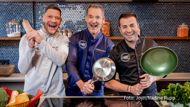 Ab 2025 wechseln sich Robin Pietsch, Christian Henze und Ali Güngörmüs als neue Hosts von „Mein Lokal, dein Lokal“ ab. Die neuen Folgen des kulinarischen TV-Wettkampfs gibt‘s ab dem 6. Januar immer montags bis freitags bei Kabel Eins. (Foto: Joyn/Nadine Rupp)