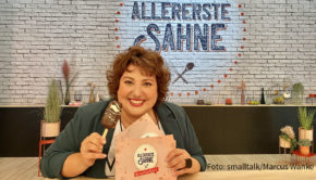 Im Frühjahr 2022 startet die zweite Staffel des wochentäglichen Vox-Backwettbewerbs „Allererste Sahne – Wer backt am besten?“. Dafür steht Gastgeberin Meltem Kaplan nun in den Kölner MMC Studios vor der Kamera. (Foto: smalltalk/Marcus Wanke)