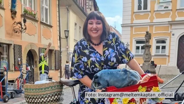 Während der dritte Teil der erfolgreiche Kinder- und Jugendreihe „Die Schule der magischen Tiere“ unmittelbar vor dem Kinostart steht, wird bereits fleißig für Teil 4 gedreht. Mit dabei ist auch wieder Meltem Kaptan, die u.a. in der malerischen Altstadt von Bamberg vor der Kamera stand. (Foto: Instagram @meltemkaptan_official)