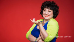 Mit „Meine Süperküche“ verbindet Meltem Kaptan die türkische mit der deutschen Küche. Am 14. April stellt sie das Buch in der MDR-Talkshow „Riverboat“ vor. Außerdem rettet die Schauspielerin im Ersten gemeinsam mit Mike Krüger, Chris Tall und Matthias Matschke die Welt. (Foto: SWR/Guido Schröder)