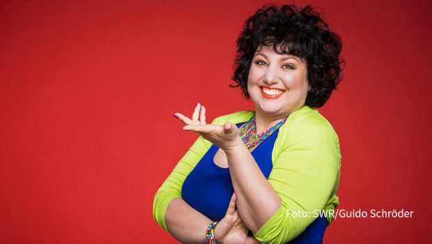 Mit „Meine Süperküche“ verbindet Meltem Kaptan die türkische mit der deutschen Küche. Am 14. April stellt sie das Buch in der MDR-Talkshow „Riverboat“ vor. Außerdem rettet die Schauspielerin im Ersten gemeinsam mit Mike Krüger, Chris Tall und Matthias Matschke die Welt. (Foto: SWR/Guido Schröder)