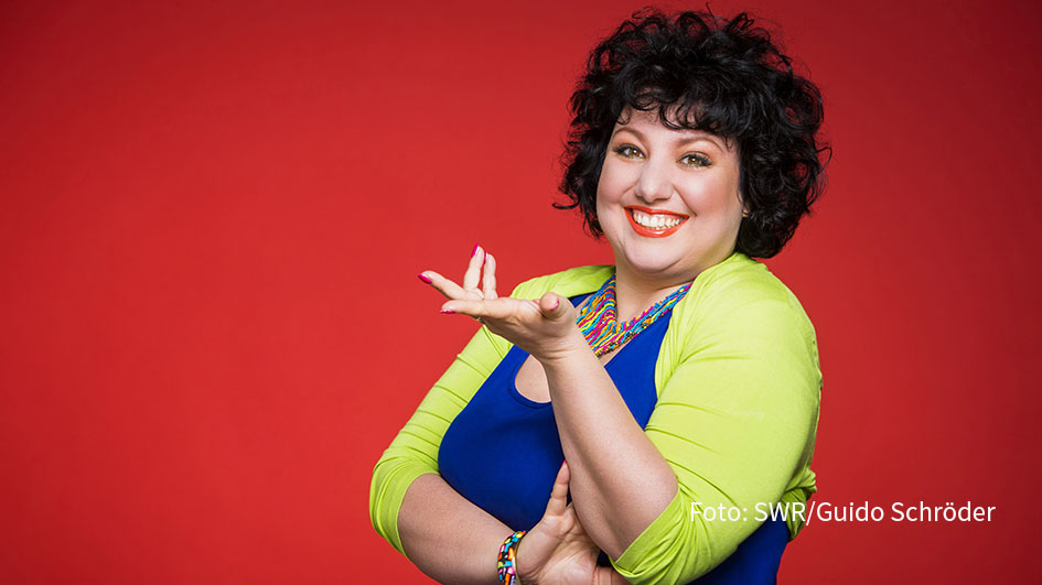 Mit „Meine Süperküche“ verbindet Meltem Kaptan die türkische mit der deutschen Küche. Am 14. April stellt sie das Buch in der MDR-Talkshow „Riverboat“ vor. Außerdem rettet die Schauspielerin im Ersten gemeinsam mit Mike Krüger, Chris Tall und Matthias Matschke die Welt. (Foto: SWR/Guido Schröder)