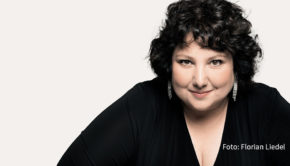 Auf der Berlinale rief Bärengewinnerin Meltem Kaptan im Rahmen der ARD Blue Hour dazu auf, die Opfer der Erdbebenkatastrophe in der Türkei und in Syrien zu unterstützen. Die Schauspielerin: „Jeder Cent zählt, jeder das, was er kann!“ (Foto: Florian Liedel)