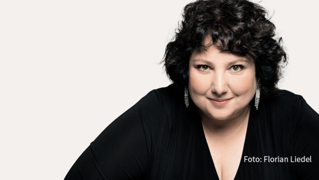 Auf der Berlinale rief Bärengewinnerin Meltem Kaptan im Rahmen der ARD Blue Hour dazu auf, die Opfer der Erdbebenkatastrophe in der Türkei und in Syrien zu unterstützen. Die Schauspielerin: „Jeder Cent zählt, jeder das, was er kann!“ (Foto: Florian Liedel)