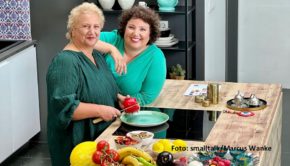 Die Familienrezepte von Meltem und Melek Kaptan kommen offenbar super an. Das Kochbuch „Meine Süperküche“, das die Berlinale-Gewinnerin mit ihrer Mutter geschrieben hat, landete nun in den Top 20 der neuen „Spiegel“-Bestsellerliste. (Foto: smalltalk/Marcus Wanke)