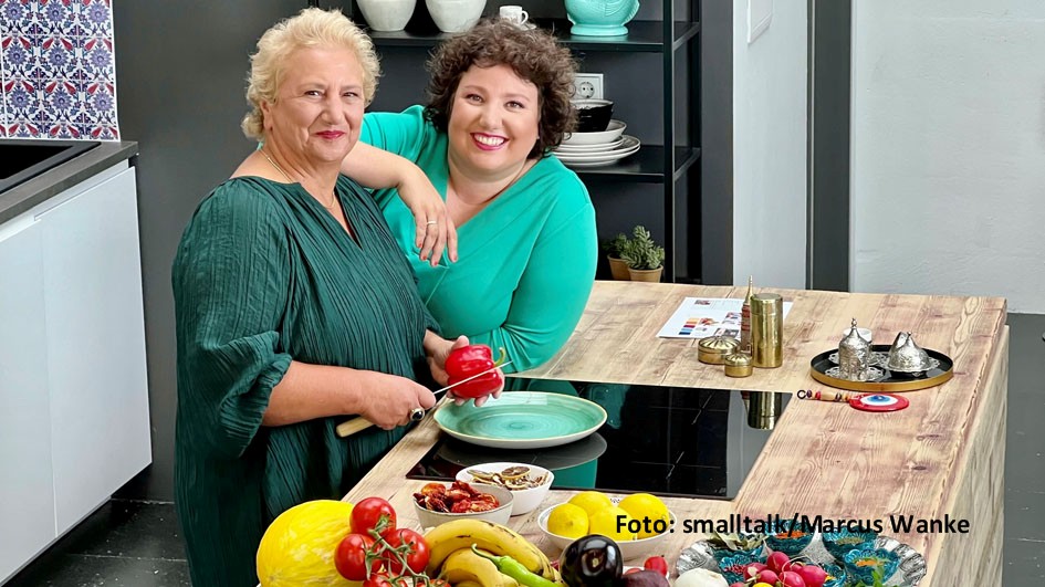 Am 3. April bringt Meltem Kaptan im GU Verlag ihr erstes Kochbuch heraus. In „Meine Süperküche“ präsentiert die Schauspielerin und Moderatorin moderne und auch zum deutschen Geschmack passende türkische Gerichte, die auf Familienrezepten ihrer Mutter Melek basieren. (Foto: smalltalk/Marcus Wanke)