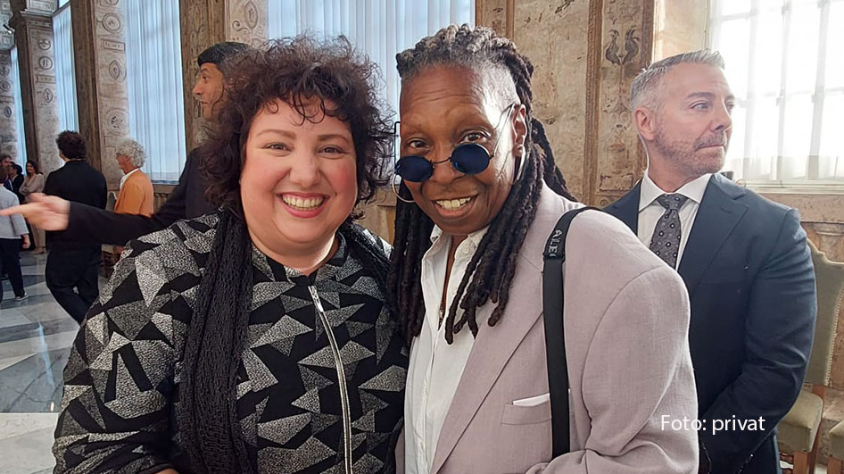 Am 14. Juni bat Papst Franziskus rund 100 Komiker aus aller Welt zur Audienz nach Rom. Aus Deutschland angereist war auch Meltem Kaptan. Im Vatikan traf sie u.a. US-Superstar Whoopie Goldberg. Michael Mittmeier schenkte dem Fußballfan Franziskus ein DFB-Trikot. (Foto: privat)