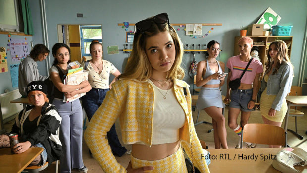 Am 22. Juni startet bei RTL+ die neue Comedyserie „Meme Girls“. In der Hauptrolle ist Schauspielerin Josie Hermer zu sehen, die bereits für den KiKA-Klassiker „Schloss Einstein“ vor der Kamera stand. Mit dabei sind auch Rapperin Reyhan Şahin alias Lady Bitch Ray und Influencerin Kayla Shyx. (Foto: RTL/Hardy Spitz)