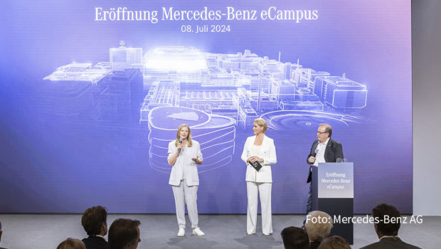 Der neue eCampus von Mercedes-Benz in Stuttgart-Untertürkheim ist eröffnet. Moderatorin Judith Rakers führte durch den Festakt, an dem u.a. Mercedes-Vorstandsmitglied Sabine Kohleisen, Werks-Betriebsratschef Michael Häberle sowie die Politiker Robert Habeck und Winfried Kretschmann teilnahmen. (Foto: Mercedes-Benz AG)