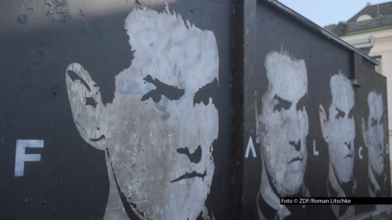 In der 3sat-Reihe „Metropolen des Pop“ geht’s um das kulturelle Leben in fünf europäischen Städten. Neben Stockholm, Mailand, London und Prag gehört dazu auch Wien, wo u.a. ein Graffiti von Street-Art-Künstler Tabby an den legendären Popstar Falco erinnert. Foto © ZDF/Roman Litschke
