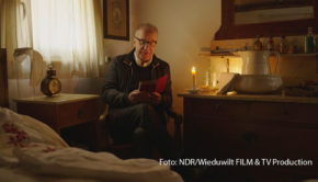 Hubertus Meyer-Burckhardt begibt sich ab dem 9. August für den NDR wieder auf besondere Entdeckungsreise durch Deutschland. Dieses Mal unternimmt er mit der Hilfe zahlreicher Reiseführer aus Kaisers Zeiten und der Weimarer Republik eine historische Spurensuche. (Foto: NDR/Wieduwilt Film & TV Production)