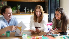 Das von Karina Gentgen und Daniel Auner gegründete Berliner Start-up Mia & Ben, an dem auch Entertainerin Sarah Engels beteiligt ist, gehört nun zum Kreis der B Corp-zertifizierten Unternehmen. Der auf gesunde Kindersnacks spezialisierte Anbieter wird damit für sein gesellschaftliches und ökologisches Verantwortungsbewusstsein ausgezeichnet. (Foto: Mia & Ben/Annelie Klein)