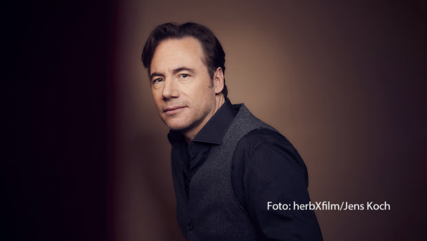Die Stifter des deutschen Fernsehpreises würdigen in diesem Jahr den Schauspieler, Regisseur und Produzenten Michael „Bully“ Herbig für seine Leistungen mit dem Ehrenpreis. Die Auszeichnung wird ihm am 28. September während der großen Preisverleihung in Köln überreicht. (Foto: herbXfilm/Jens Koch)