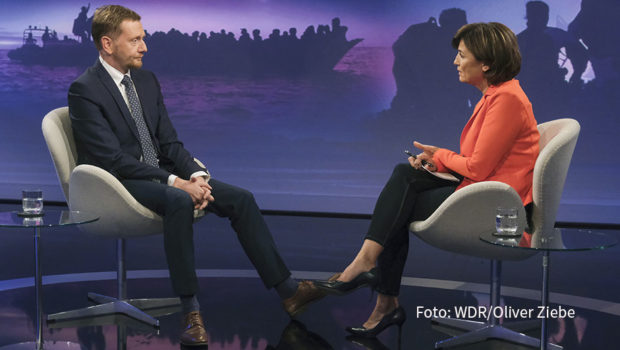 Zwischen Fußball-EM und Olympia meldet sich Sandra Maischberger am 3. Juli mit ihrer Talkshow im Ersten zurück. Zu Gast ist u.a. Sachsens Ministerpräsident Michael Kretschmer. In seinem Bundesland stehen im September Wahlen an. (Foto: WDR/Oliver Ziebe)